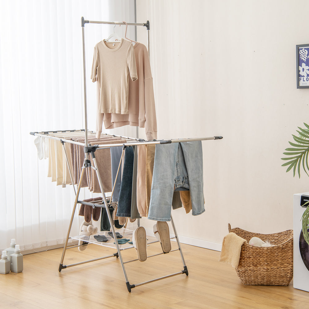 Clothes drying rack with adjustable height, featuring a stable structure and ample space for drying various garments.