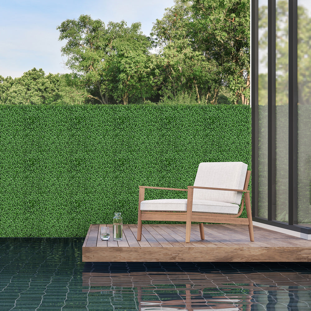 Artificial boxwood wall panel with dense leaves, ideal for indoor and outdoor decoration and easy to maintain.