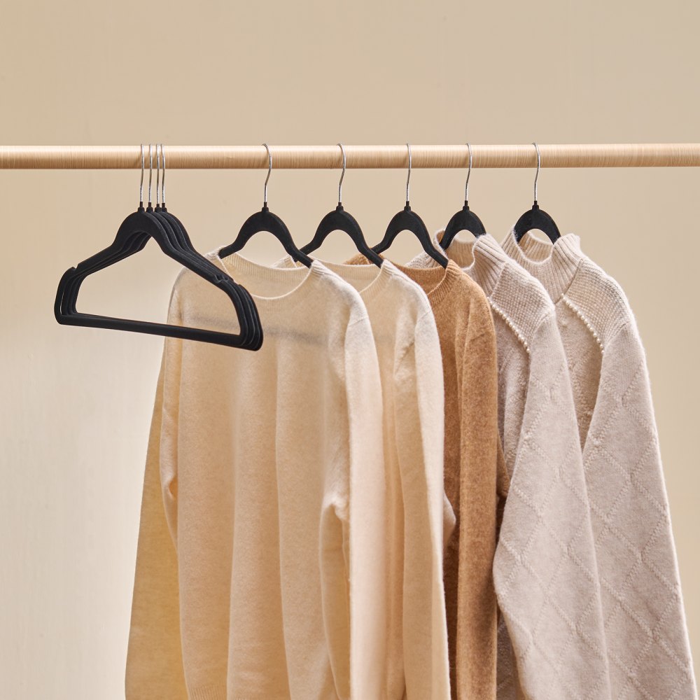 VEVOR Hangers, 11lbs Load-Bearing, 50 Pack Black Velvet Hangers with 360 Degree Swivel Hook & 0.2 in Ultra-Thin Design, Non-Slip Space Saving Hangers, Fit for Silk Garments, Coats, Sweaters & Straps