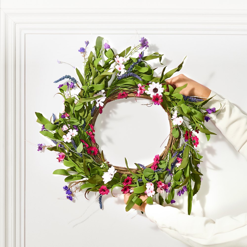VEVOR Artificial Decorative Wreath, 22 in, Pink Green, Decorated with Daisies, Babysbreath, Buds, Year Round Wreath for All Seasons Indoor and Outdoor Home Wall Window Festival Wedding Decorations